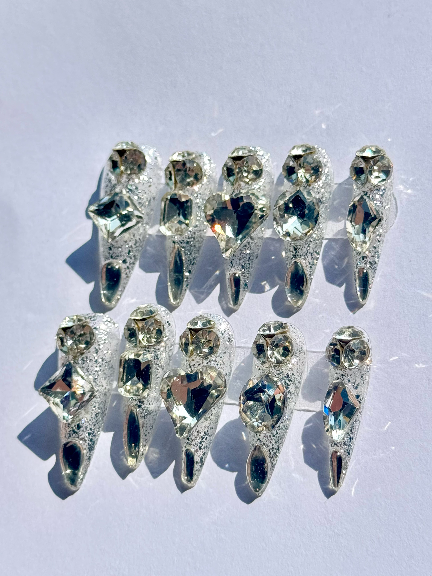 Faux Ongles Argentés Strass de Luxe